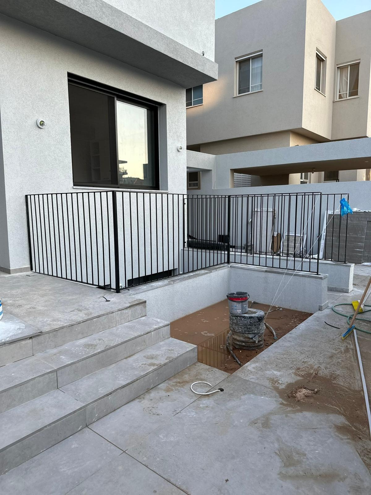 מעקה ברזל לבניין