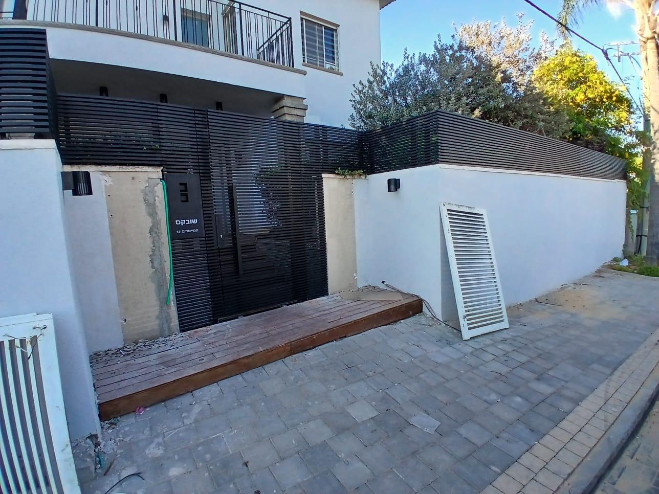 שער ברזל עם פרגולה